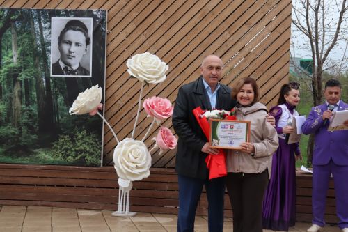 Азнакай  шәһәре Тарсус паркында бөек шагыйребез Габдулла Тукай һәйкәле янында зур бәйрәм узды