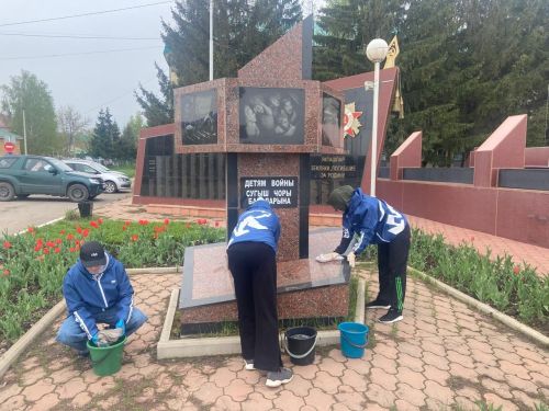 Азнакайлылар Бөек Ватан сугышы һәйкәлләрен төзекләндерү өмәсенә кушылды