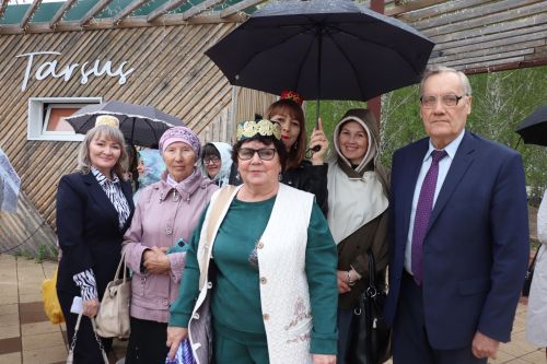 Азнакай  шәһәре Тарсус паркында бөек шагыйребез Габдулла Тукай һәйкәле янында зур бәйрәм узды