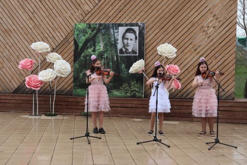 Азнакай  шәһәре Тарсус паркында бөек шагыйребез Габдулла Тукай һәйкәле янында зур бәйрәм узды