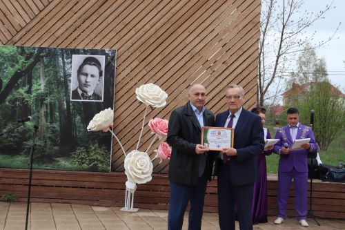 Азнакай  шәһәре Тарсус паркында бөек шагыйребез Габдулла Тукай һәйкәле янында зур бәйрәм узды