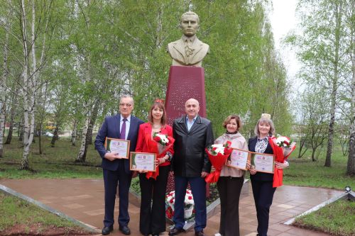 Азнакай  шәһәре Тарсус паркында бөек шагыйребез Габдулла Тукай һәйкәле янында зур бәйрәм узды