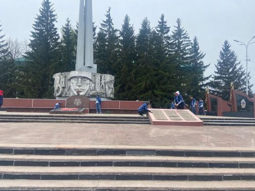 Азнакайлылар Бөек Ватан сугышы һәйкәлләрен төзекләндерү өмәсенә кушылды
