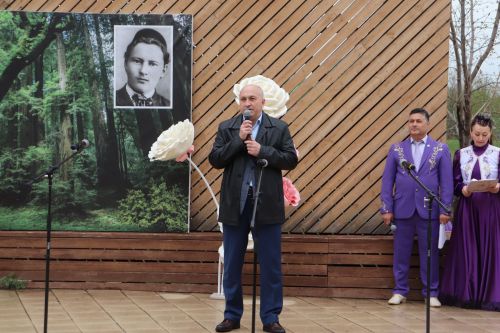 Азнакай  шәһәре Тарсус паркында бөек шагыйребез Габдулла Тукай һәйкәле янында зур бәйрәм узды