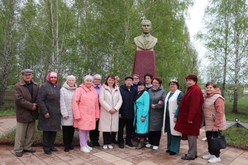 Азнакай  шәһәре Тарсус паркында бөек шагыйребез Габдулла Тукай һәйкәле янында зур бәйрәм узды
