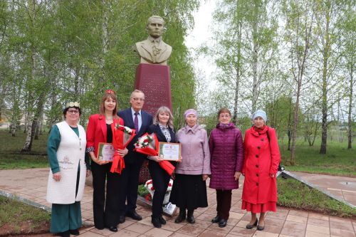 Азнакай  шәһәре Тарсус паркында бөек шагыйребез Габдулла Тукай һәйкәле янында зур бәйрәм узды