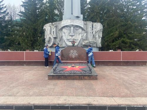 Азнакайлылар Бөек Ватан сугышы һәйкәлләрен төзекләндерү өмәсенә кушылды