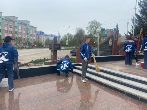 Азнакайлылар Бөек Ватан сугышы һәйкәлләрен төзекләндерү өмәсенә кушылды