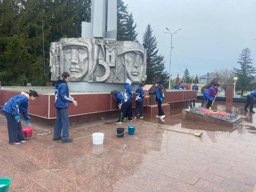 Азнакайлылар Бөек Ватан сугышы һәйкәлләрен төзекләндерү өмәсенә кушылды