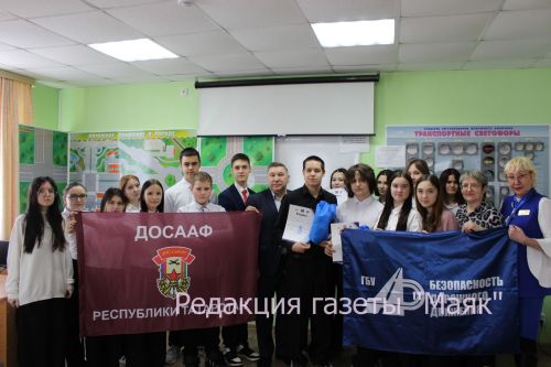 Азнакайда мәктәп укучылары юл хәрәкәте кагыйдәләрен белүдә ярыштылар