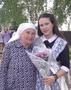 Югары Стәрле авылында яшәүче ветеран, сугыш чоры баласы  84 яшьлек Флюра Миннегалиева шигырьләр яза