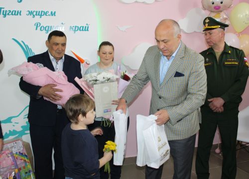 Махсус хәрби операциядә катнашучы азнакайлының гаиләсен дүртенче баласы тууы белән котладылар