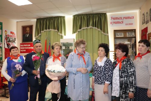 Азнакай шәһәре мәгариф музеенда мәгариф ветераны, Мәхмүт Хәсәнов премиясе лауреаты, ветеран – педагог Тәкъсимә Гарипованың “Онытылмас Үчәлле мәктәбем” китабын тәкъдим итү кичәсе узды