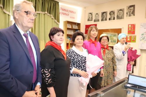 Азнакай шәһәре мәгариф музеенда мәгариф ветераны, Мәхмүт Хәсәнов премиясе лауреаты, ветеран – педагог Тәкъсимә Гарипованың “Онытылмас Үчәлле мәктәбем” китабын тәкъдим итү кичәсе узды
