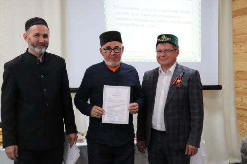 Азнакайның үзәк мәчетендә уку елы тәмамлану уңаеннан укытучы остазлар белән бергә киңәшмә-уку уздырылды