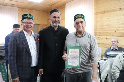 Азнакайның үзәк мәчетендә уку елы тәмамлану уңаеннан укытучы остазлар белән бергә киңәшмә-уку уздырылды
