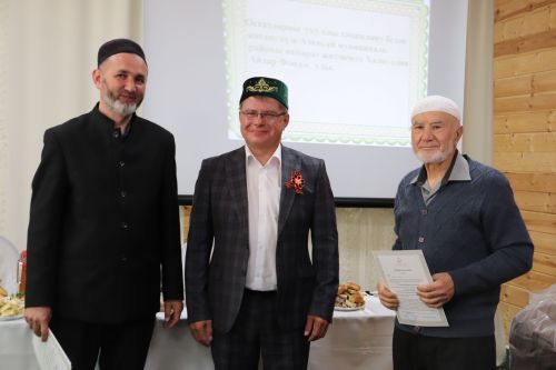 Азнакайның үзәк мәчетендә уку елы тәмамлану уңаеннан укытучы остазлар белән бергә киңәшмә-уку уздырылды