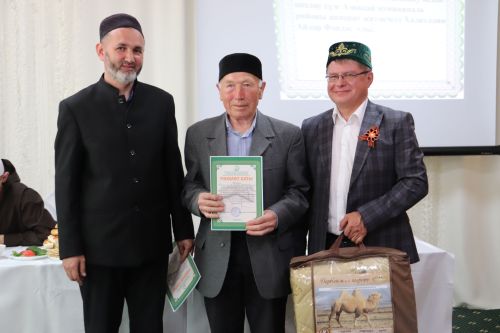Азнакайның үзәк мәчетендә уку елы тәмамлану уңаеннан укытучы остазлар белән бергә киңәшмә-уку уздырылды