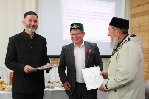 Азнакайның үзәк мәчетендә уку елы тәмамлану уңаеннан укытучы остазлар белән бергә киңәшмә-уку уздырылды