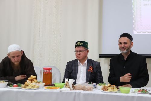 Азнакайның үзәк мәчетендә уку елы тәмамлану уңаеннан укытучы остазлар белән бергә киңәшмә-уку уздырылды