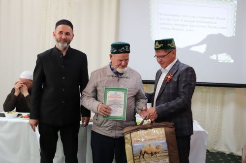 Азнакайның үзәк мәчетендә уку елы тәмамлану уңаеннан укытучы остазлар белән бергә киңәшмә-уку уздырылды