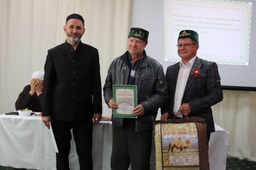 Азнакайның үзәк мәчетендә уку елы тәмамлану уңаеннан укытучы остазлар белән бергә киңәшмә-уку уздырылды