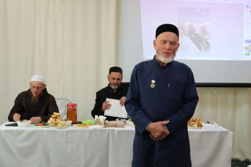 Азнакайның үзәк мәчетендә уку елы тәмамлану уңаеннан укытучы остазлар белән бергә киңәшмә-уку уздырылды