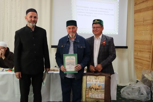 Азнакайның үзәк мәчетендә уку елы тәмамлану уңаеннан укытучы остазлар белән бергә киңәшмә-уку уздырылды