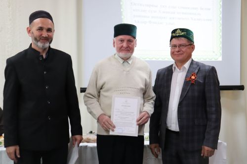 Азнакайның үзәк мәчетендә уку елы тәмамлану уңаеннан укытучы остазлар белән бергә киңәшмә-уку уздырылды