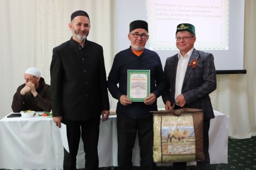 Азнакайның үзәк мәчетендә уку елы тәмамлану уңаеннан укытучы остазлар белән бергә киңәшмә-уку уздырылды