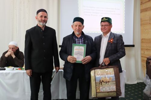 Азнакайның үзәк мәчетендә уку елы тәмамлану уңаеннан укытучы остазлар белән бергә киңәшмә-уку уздырылды