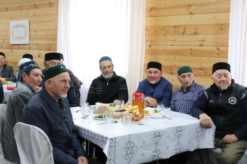 Азнакайның үзәк мәчетендә уку елы тәмамлану уңаеннан укытучы остазлар белән бергә киңәшмә-уку уздырылды