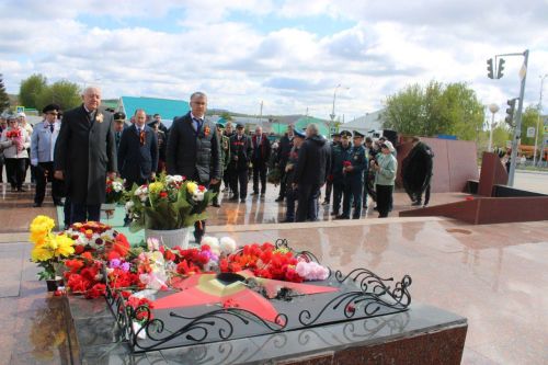 Азнакай шәһәре Җиңү мәйданындагы мемориаль комплекста веноклар, чәчәк бәйләмнәре салынды