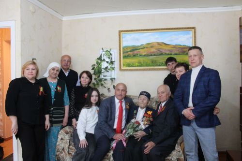 Җиңү бәйрәме көнне 103 яшьлек Бөек Ватан сугышы ветераны Гайнулла Әюповны котладылар