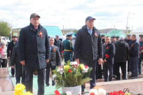 Азнакай шәһәре Җиңү мәйданындагы мемориаль комплекста веноклар, чәчәк бәйләмнәре салынды