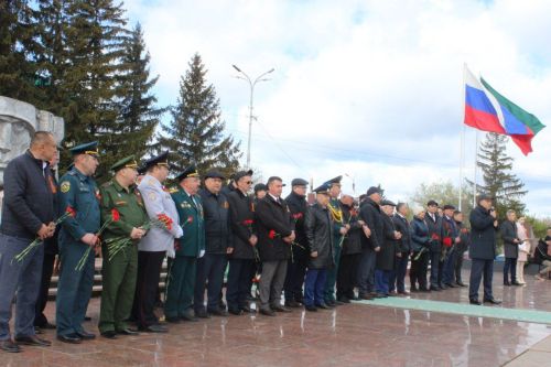 Азнакай шәһәре Җиңү мәйданындагы мемориаль комплекста веноклар, чәчәк бәйләмнәре салынды
