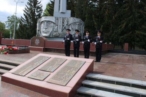 Азнакай шәһәре Җиңү мәйданындагы мемориаль комплекста веноклар, чәчәк бәйләмнәре салынды