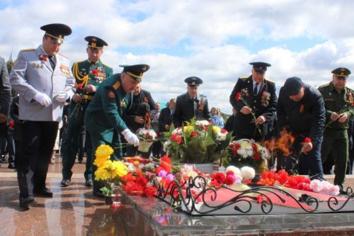 Азнакай шәһәре Җиңү мәйданындагы мемориаль комплекста веноклар, чәчәк бәйләмнәре салынды