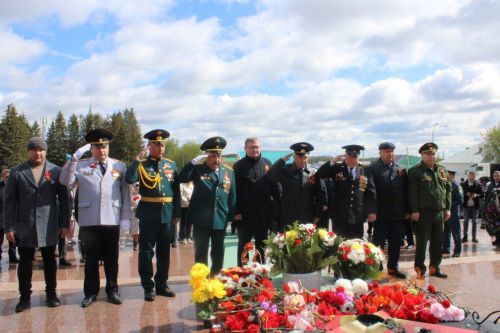 Азнакай шәһәре Җиңү мәйданындагы мемориаль комплекста веноклар, чәчәк бәйләмнәре салынды