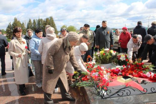 Азнакай шәһәре Җиңү мәйданындагы мемориаль комплекста веноклар, чәчәк бәйләмнәре салынды