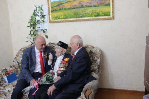 Җиңү бәйрәме көнне 103 яшьлек Бөек Ватан сугышы ветераны Гайнулла Әюповны котладылар