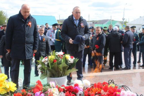 Азнакай шәһәре Җиңү мәйданындагы мемориаль комплекста веноклар, чәчәк бәйләмнәре салынды