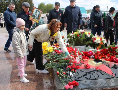 Азнакай шәһәре Җиңү мәйданындагы мемориаль комплекста веноклар, чәчәк бәйләмнәре салынды