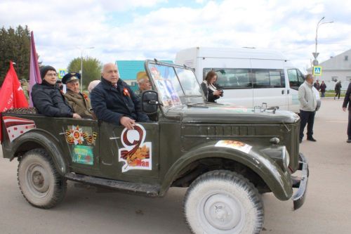Азнакай шәһәре Җиңү мәйданындагы мемориаль комплекста веноклар, чәчәк бәйләмнәре салынды