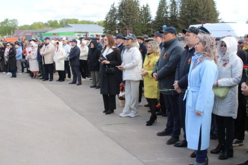 Азнакай шәһәре Җиңү мәйданындагы мемориаль комплекста веноклар, чәчәк бәйләмнәре салынды