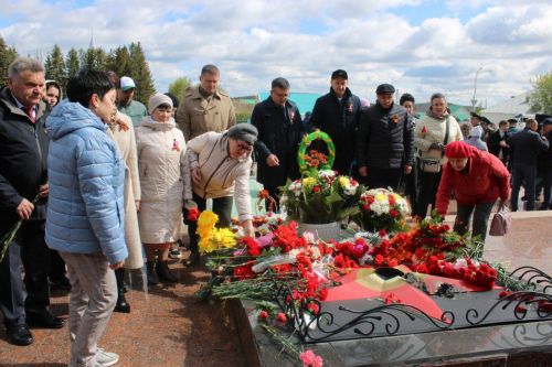 Азнакай шәһәре Җиңү мәйданындагы мемориаль комплекста веноклар, чәчәк бәйләмнәре салынды