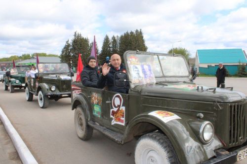 Азнакай шәһәре Җиңү мәйданындагы мемориаль комплекста веноклар, чәчәк бәйләмнәре салынды