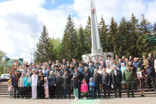 Азнакай шәһәре Җиңү мәйданындагы мемориаль комплекста веноклар, чәчәк бәйләмнәре салынды
