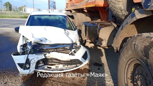 Азнакайда «КамАЗ» җиңел машинаны бәрдергән