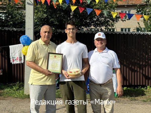 В Азнакаево отметили День работника торговли